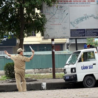 Tin tức trong ngày - Dân phòng: Lôm côm, múa gậy, chặn xe