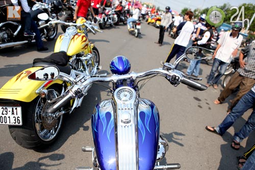 Bộ đôi "gà giò" Harley Davidson CVO Softail Springer tại VN - 3