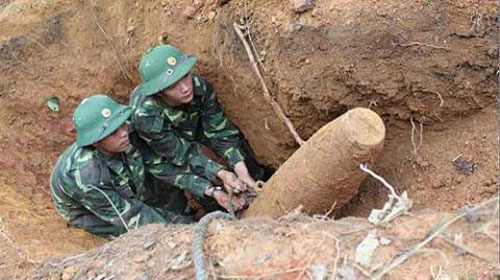 Việt Nam mất 300 năm để rà phá bom mìn - 1