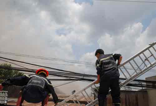 Hỏa hoạn thiêu rụi xưởng tân trang xe Vespa - 2