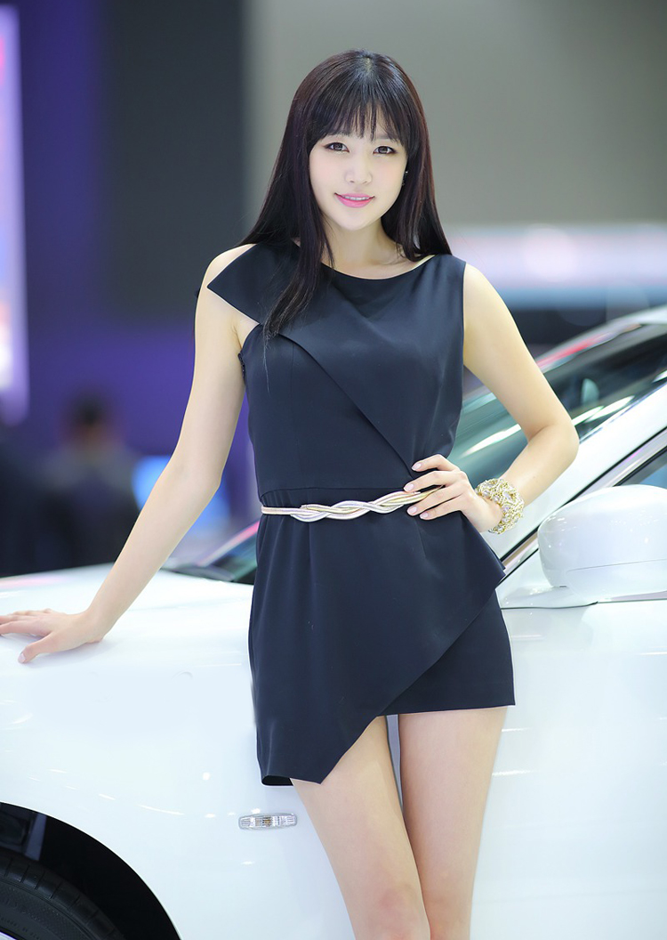 Họ là những mỹ nữ xinh đẹp của xứ sở Kim Chi được các hãng xe nước này tuyển chọn kỹ lưỡng, đang khoe những đường cong vô cùng nóng bỏng tại các triển lãm xe hơi.