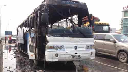 Xe 45 chỗ bốc cháy, 20 hành khách thoát chết - 2