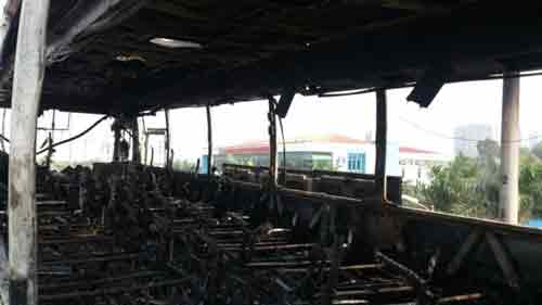 Xe 45 chỗ bốc cháy, 20 hành khách thoát chết - 3