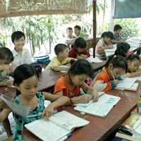 Giáo dục - du học - Lớp học bên hiên trại phong