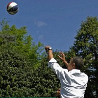 Thể thao - Video thể thao: Obama chơi bóng rổ siêu... tệ