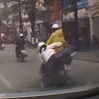 Tin tức trong ngày - Hà Nội: Bé gái rơi từ xe máy vì ngủ gật?