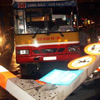 Tin tức trong ngày - Sau 3 sự cố, HN xem xét "sửa" cầu vượt nhẹ