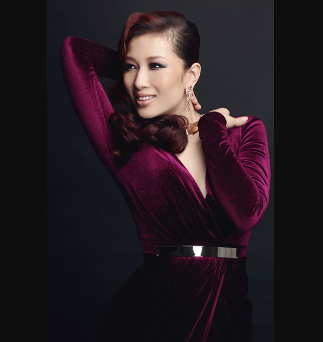 Thu Hương sinh năm 1979 tại Hà Nội, từng đoạt giải hoa khôi thể thao năm 1995. Sau khi tốt nghiệp khoa báo chí Trường ĐH KHXHNV Hà Nội, Thu Hương làm MC cho một số chương trình của đài VTV3. Trong cuộc thi Hoa hậu quý bà, người đẹp đã đăng quang Á hậu 2.