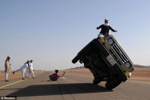 Lái xe bằng hai bánh 'thách thức' tử thần - 3