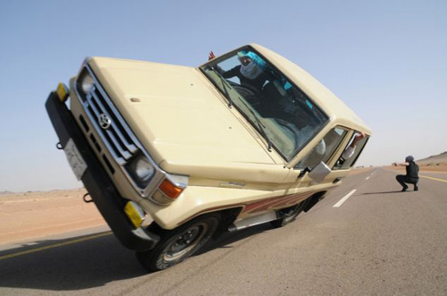 Lái xe bằng hai bánh 'thách thức' tử thần - 4