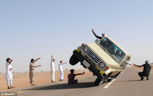 Lái xe bằng hai bánh 'thách thức' tử thần - 7