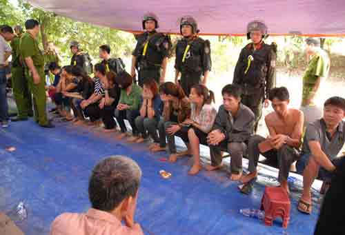 Bắt 27 con bạc ở sới di động trên QL5 - 7