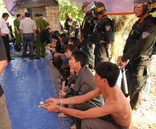 Bắt 27 con bạc ở sới di động trên QL5 - 8