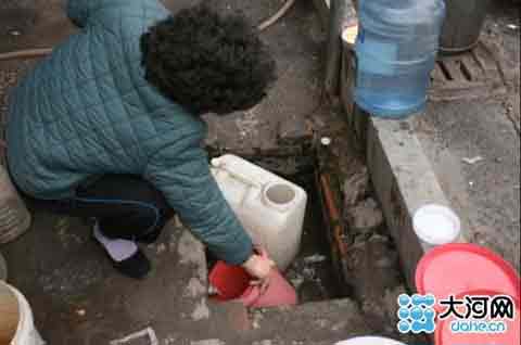 TQ: Cả làng lấy nước sinh hoạt từ nhà vệ sinh - 1