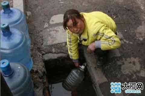 TQ: Cả làng lấy nước sinh hoạt từ nhà vệ sinh - 2