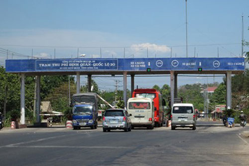 Dân bức xúc vì bị thu phí oan - 1