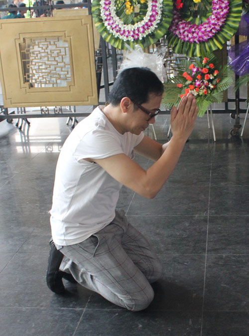 Thành Lộc cúi lạy linh cữu NSUT Hồ Kiểng - 4