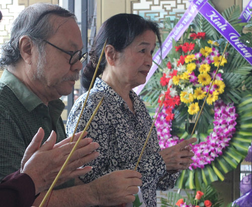 Thành Lộc cúi lạy linh cữu NSUT Hồ Kiểng - 6