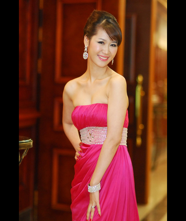 Hoa hậu thân thiện Dương Thùy Linh khiến nhiều người ngỡ ngàng khi mi nhon đến độ ngỡ ngàng. 