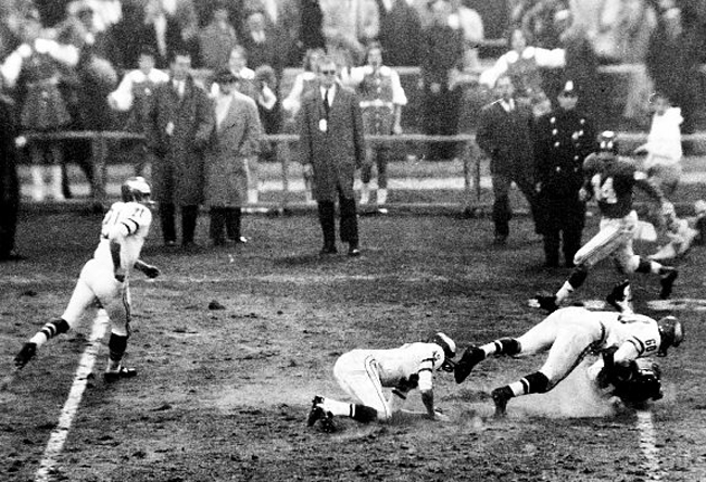 Bây giờ dù đã 82 tuổi nhưng Frank Gifford vẫn còn nhớ như in ngày bị Chuck Bednarik của đội Eagles hạ knock-out ngay trên sân trong trận đấu vào năm 1960. Cựu cầu thủ của đội bóng bầu dục New Yorks Giants đã phải nghỉ thi đấu 18 tháng vì chấn thương đầu nghiêm trọng này.