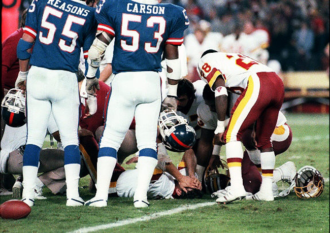 Không may mắn như Frank Gifford, Joe Theismann của đội Washington Redskins đã phải kết thúc sự nghiệp với cái chân gãy đôi vào năm 1985 sau pha va chạm với Lawrence Taylor của đội New Yorks Giants. Bây giờ ở tuổi 63 Theismann vẫn còn không dám nhớ lại khoảnh khắc tồi tệ ấy.