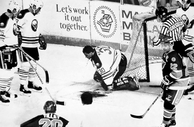 Clint Malarchuk tưởng như đã không thể qua khỏi năm 1989 khi chiếc gậy hockey cắt đúng tĩnh mạch và khiến cầu thủ của đội Buffalo Sabres đổ máu ngay trên sân. Nhưng cuối cùng ông vẫn sống sót và thi đấu tới năm 1996 trước khi giải nghệ ở tuổi 34 và chỉ nghỉ thi đấu có đúng 5 trận trong sự nghiệp vì chấn thương này.