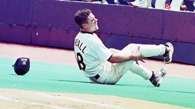 Hình ảnh kinh hãi của cầu thủ bóng chày Jason Kendall của đội Pittsburgh khi bị vỡ mắt cá trong trận đấu với Brewers vào năm 1999.