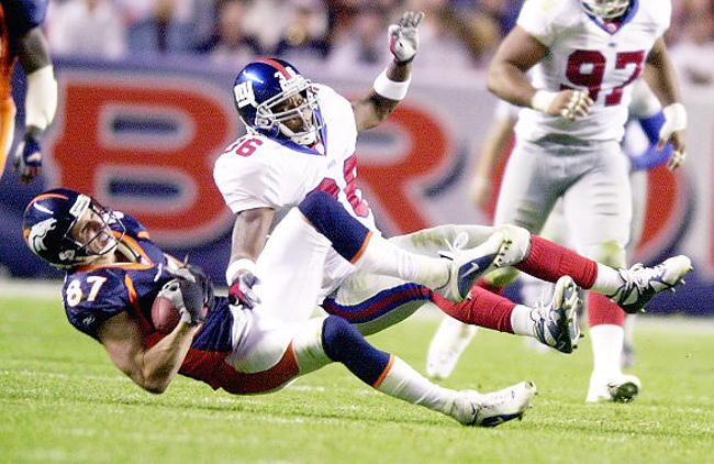 Ed McCaffrey của đội Denver Broncos đã gãy chân trái sau pha truy cản của Shaun Williams đội New York Giants năm 2001.