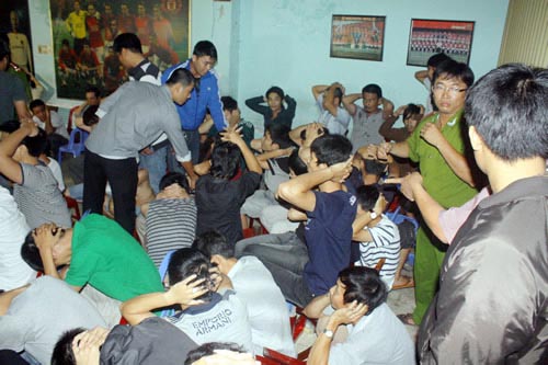 Đột kích quán cà phê cá độ bóng đá - 1