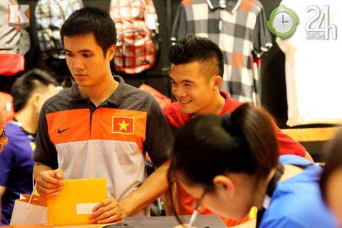 Công Vinh thân mật với chồng Hà Tăng - 11