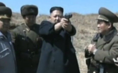 Video: Kim Jong-un trổ tài bắn súng - 1
