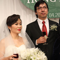 - Giáo sư Xoay hạnh phúc bên cô dâu