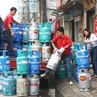 Thị trường - Tiêu dùng - "Soi" giá xăng qua giá gas