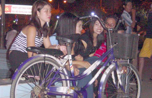 Mật ngữ ở "chợ tình" giữa Sài thành - 2