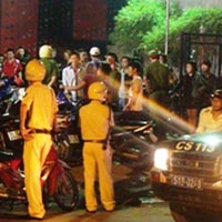 Tin tức trong ngày - Hàng trăm CS đột kích vũ trường "khủng"