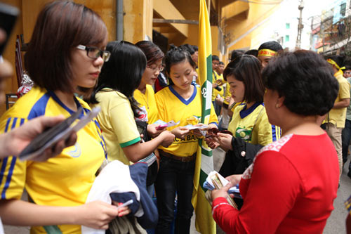 "Chiêu độc" của phe vé sân Hàng Đẫy - 2