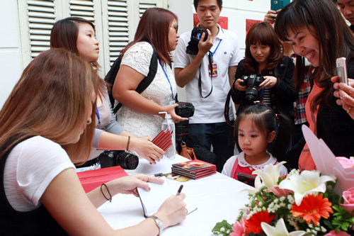 Mỹ Tâm làm mặt xấu khi gặp fan - 6