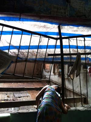 Tệ nạn rình rập chung cư 'răng rụng' - 2