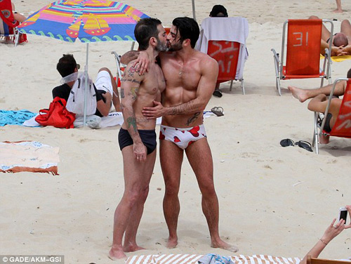 Marc Jacobs âu yếm người tình ở bãi biển - 1
