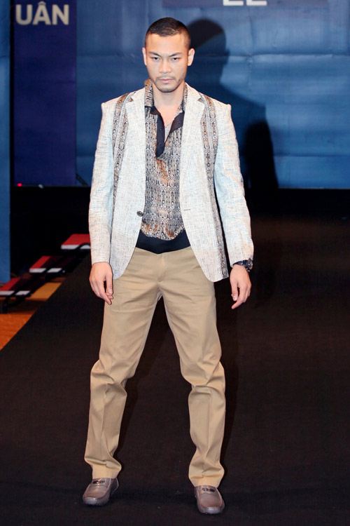 Siêu mẫu Doãn Tuấn sải bước lạnh lùng - 2