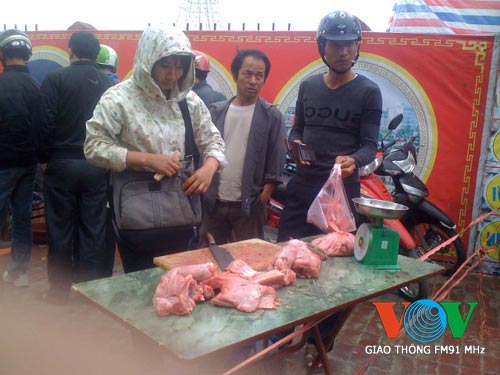 Xẻ thịt, bày bán cá sấu ngay trên vỉa hè - 4