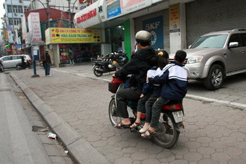 Ngày đầu phạt MBH: CSGT đưa trẻ đến trường - 2