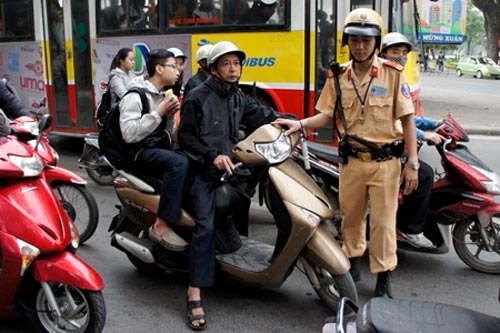 Ngày đầu phạt MBH: CSGT đưa trẻ đến trường - 4