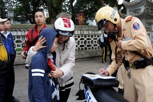 Ngày đầu phạt MBH: CSGT đưa trẻ đến trường - 5