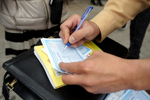 Ngày đầu phạt MBH: CSGT đưa trẻ đến trường - 7