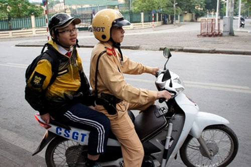 Ngày đầu phạt MBH: CSGT đưa trẻ đến trường - 9