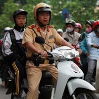 Tin tức trong ngày - Ngày đầu phạt MBH: CSGT đưa trẻ đến trường