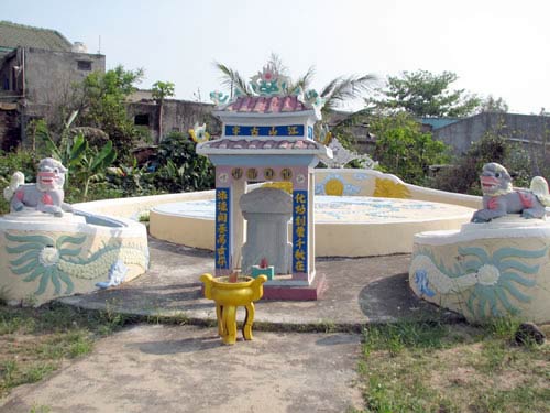 Ngôi miếu cổ giữa làng chài Nam Ô - 2