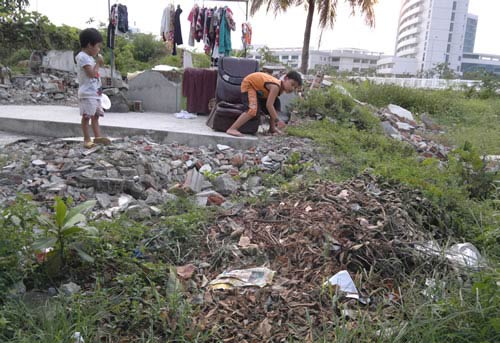 Nỗi khổ khi sống dưới "thung lũng" - 2