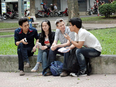 Sinh viên "săn Tây" để nâng tầm tiếng Anh - 2